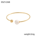 Dettaglio del bracciale aperto regolabile con perla bianca e sfera dorata su sfondo bianco - Stile Anello Sottile Perla e Sfera Dorata (DSZ1236B)