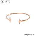 Dettaglio macro del bracciale a C in oro rosa con inserto in pietra marmorizzata e design leggero - Cilindro in Marmo Grigio Oro Rosa (DSZ1201C)