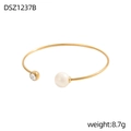 Dettaglio del bracciale dorato regolabile con perla sintetica e cristallo sfaccettato da 8,7 g - Stile Perla Dorata e Diamante Trasparente (DSZ1237B)