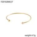 Dettaglio ravvicinato di un bracciale a fascia aperta a C dorato con punte sottili - Stile a Punta di Cono Dorato (FZ0102B0637)
