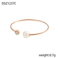 Dettaglio del bracciale a polsino oro rosa con perla bianca e perno in cristallo rotondo - Stile Perla Oro Rosa e Cristallo Tondo (DSZ1237C)