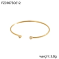 Dettaglio di un bracciale rigido a C dorato con estremità a cuore e zirconi lucenti - Stile Cuore con Strass Dorato (FZ0107B0612)