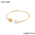 Dettaglio del bracciale aperto dorato da 10,6g con cubo metallico e perla bianca elegante - Stile Cubo Dorato e Perla (DSZ1238B)