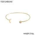 Makroaufnahme eines goldenen C-Armreifs mit Sichel-Detail und glänzender Zirkonia - Gold Mond Zirkonia Stil (FZ0124B0340)