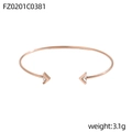 Detail eines roségoldenen C-Armreifs mit weiß emaillierten V-Enden im schicken Design - Roségold V-Pfeil Weiß (FZ0201C0381)