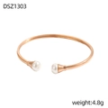 Dettaglio di un bracciale rigido aperto in oro rosa con due perle bianche, peso 4,8g - Stile Doppia Perla Oro Rosa (DSZ1303)