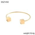 Dettaglio di un bracciale rigido dorato da 18,4g con terminali geometrici a cubo - Stile Minimale Doppio Cubo Dorato (DSZ1450)