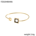 Detailansicht eines geometrischen Goldarmreifs in C-Form mit schwarzem Quadrat - Gold Asymmetrisches Quadrat (FZ0204B0406)