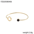 Makroaufnahme eines 3,8g Goldarmbands mit schwarzem Emaille-Kreis und Hohlring-Detail - Gold Hohlring Schwarze Scheibe (FZ0205B0406)