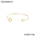 Makroaufnahme von 3,8g goldener C-Manschette mit weißem Muscheleinleger und offenem Design - Gold Asymmetrischer Ring Muschel (FZ0205B0418)