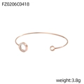 Detail eines roségoldenen geometrischen C-förmigen Armreifs mit Perlmutt-Einlage - Roségold Weiße Muschelringe (FZ0206C0418)
