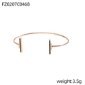 Detail eines roségoldenen C-Armreifs mit schwarzen Emaille-Stäben und einem Gewicht von 3,5g - Roségold Vertikaler Schwarzer Streifen (FZ0207C0468)