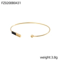 Detail eines 3,8g minimalistischen goldenen C-Armreifs mit geometrischem schwarzem Emaille - Gold Schwarzer Rechteckiger Block (FZ0208B0431)