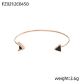 Detail eines rosévergoldeten C-Armreifens mit schwarzen Dreiecken, Gewicht 3,6 g - Roségold Schwarzes Dreieck (FZ0212C0450)