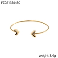 Detaillierte Ansicht des goldfarbenen C-Armreifs mit Pfeildesign und schwarzer Emaille - Gold Pfeil Schwarz Emaille (FZ0213B0450)
