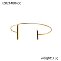 Detailansicht des goldenen C-förmigen Armreifs mit schwarzen Emaille-Akzenten - Gold Vertikales Schwarzes Rechteck (FZ0214B0450)