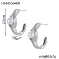 Detail view of silver C-shaped pearl earrings with 2.4cm height and ripple texture - Silver Ripple Streamline Pearl (HE44506AG0)