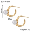 Close-up of gold irregular twisted U-shaped earrings with white pearl and size dimensions - Gold Twisted Loop Single Pearl (ZE43501BG0)