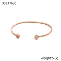 Dettaglio del bracciale rigido aperto in oro rosa con terminali rotondi in metallo liscio - Tondo Minimalista Oro Rosa (DSZ1163C)