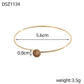 Dettaglio bracciale ad anello sottile oro minimalista diametro 5,6cm e perla da 0,8cm - Bracciale con Decorazione Semplice a Sfera (DSZ1134) / Oro