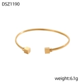 Dettaglio del bracciale rigido dorato lucido con estremità cubiche geometriche, 6,1 g - Cubo Oro (DSZ1190)