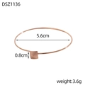 Dettaglio del bracciale a sfere oro rosa con diametro interno 5,6 cm e ciondolo quadrato - Bracciale con Ciondolo Quadrato (DSZ1136) / Oro rosa