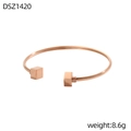 Dettaglio macro del bracciale aperto oro rosa con cubi geometrici e finitura lucida - Cubo Semplice Oro Rosa (DSZ1420)