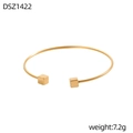 Dettaglio ravvicinato di un bracciale dorato geometrico da 7,2g con piccoli cubi - Cubo Lucido Oro (DSZ1422)