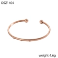 Dettaglio del bracciale rigido oro rosa con terminali a sfera e tre asole per ciondoli - Bracciale Aperto con Ganci Multipli (DSZ1404) / Oro rosa