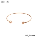 Macro di bracciale aperto in oro rosa con accenti cubici minimalisti su entrambe le punte - Cubo Sottile Oro Rosa (DSZ1426)