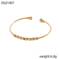 Dettaglio macro del bracciale rigido dorato minimalista con perline e superficie lucida - Bracciale Aperto con Sfere Multiple (DSZ1407) / Oro