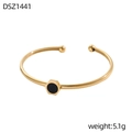 Dettaglio di un bracciale aperto dorato con inserto esagonale nero e punte sferiche - Intarsio Nero Esagonale Oro (DSZ1441)