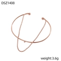 Dettaglio macro del bracciale rigido oro rosa con catena a sfere flessibile e design aperto - Bracciale Aperto con Nappina e Catena (DSZ1408) / Oro rosa