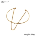 Dettaglio di un bracciale rigido dorato minimalista con perline e catena da 3,8g - Bracciale Sottile Minimalista con Catena (DSZ1417) / Oro