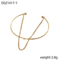 Dettaglio del bracciale dorato a doppio anello con catena a sfere e stile minimalista - Bracciale Aperto con Catena Sottile Pendente (DSZ1417-1) / Oro