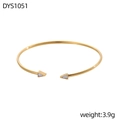 Dettaglio ravvicinato del bracciale rigido dorato con inserti triangolari in madreperla - Triangolo in Madreperla Oro (DYS1051)
