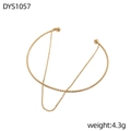Dettaglio di un bracciale dorato con catena a sfere e finitura metallica strutturata - Bracciale con Catena di Sfere e Texture Incisa (DYS1057) / Oro
