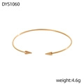 Dettaglio del bracciale aperto dorato da 4,6g con borchie e finitura in metallo opaco - Cono a Spuntoni Oro (DYS1060)