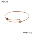 Dettaglio di un bracciale rigido regolabile in oro rosa con nodi scorrevoli e design minimale - Bracciale in Filo Metallico Regolabile (DYS1093) / Oro rosa