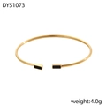 Dettaglio di un bracciale aperto dorato da 4g con terminali in smalto nero rettangolare - Smalto Nero Rettangolare Oro (DYS1073)