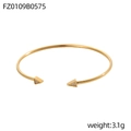 Dettaglio di un bracciale rigido dorato con punte geometriche e cristalli incastonati - Triangolo con Strass Oro (FZ0109B0575)