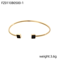 Dettaglio del bracciale aperto geometrico dorato con accenti quadrati neri da 3,6g - Smalto Nero Quadrato Oro (FZ0110B0500-1)