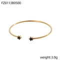 Dettaglio del bracciale rigido dorato con stelle nere e peso di 3,0 g dallo stile moderno - Stella Nera Oro (FZ0113B0500)
