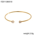 Dettaglio di un bracciale rigido dorato aperto con inserti di stelle in madreperla - Stella in Conchiglia Bianca Oro (FZ0113B0518)