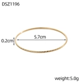 Goudkleurige armband met diagonaal geplooid textuurpatroon en 5,7 cm binnendiameter - Goud Diagonaal Gegraveerd(DSZ1196)