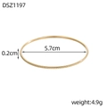 Detail van een gouden armband van 5,7 cm met diagonale patronen en een breedte van 0,2 cm - Gouden Schuine Patroon (DSZ1197)
