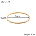 Detail van gouden armband met een binnendiameter van 5,8 cm en een breedte van 0,3 cm - Goud Ruitfacet(DSZ1213B)