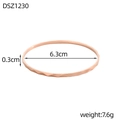 Detail van roségouden bangle met geometrisch patroon en een diameter van 6,3 cm - Roségoud Ruit Geometrisch (DSZ1230)