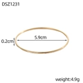 Detailweergave van een gouden armband met diagonale textuur en een binnendiameter van 5,9 cm - Gouden Twill (DSZ1231)