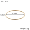 Detail van een gouden getextureerde armband met 6,1 cm diameter en 0,2 cm dikte - Gouden Ruit Reliëf (DSZ1243D)